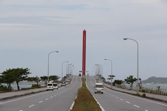 海中道路の赤い吊橋
