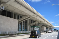28日、那覇空港は好天。
