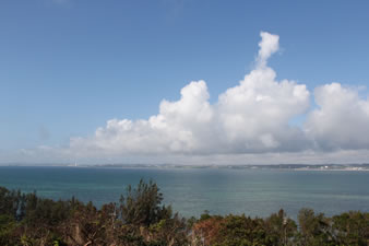 2011.6.28、伊芸ＳＡには金武湾を一望できる「物見台」があります。