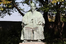 「西村捨三翁像」は、 大阪港の開港と発展のために尽くした。