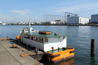 「木津川桟橋」に、大きな渡し船が係留されています。