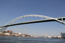 「新木津大橋」は、総延長は2.4km、幅員は11.25m、アーチ橋としては日本最長です。