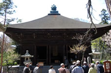 「経蔵」内部中央には八角の輪蔵があり、その中には仏教経典を網羅した「一切経」が収められています。