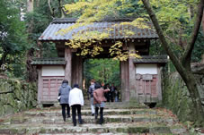 百済寺の参道の入口に山門が建っている。朱塗りのために通称「赤門」と呼ばれています。