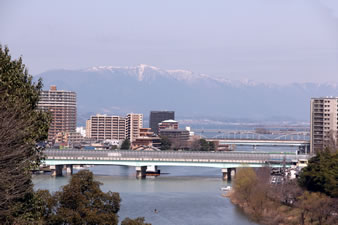 月見亭より、瀬田の唐橋と雪を被った比良山を望む。