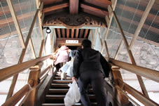 三門(重要文化財)上り口は急な階段