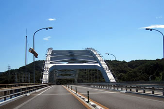「大三島橋」小さな海峡をまたぐ白いアーチ橋