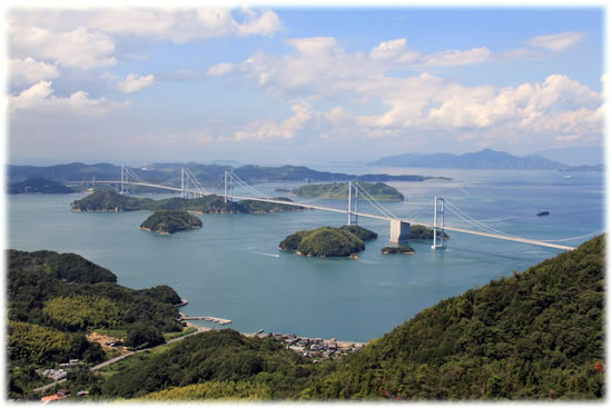 亀老山展望公園より、「来島海峡大橋」を望む。