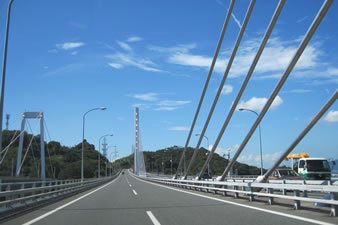 「新尾道大橋」しまなみ海道の本州側の起点の橋で、尾道と対岸の向島を結ぶ斜張橋です。