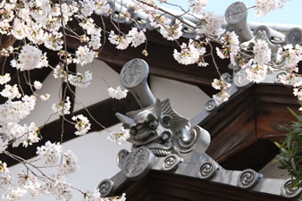 屋根瓦には「桜」の文字が…