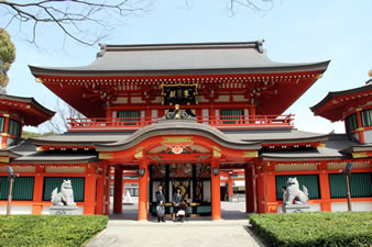 「尊星殿」これは神社建築では類例のない楼門と社殿の 複合建築物です。