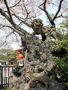 唐獅子「狛犬」昭和天皇即位の御大礼の記念として昭和4年に建立された左右一対の獅子児鍛錬像。

