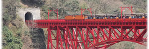新山彦橋を渡る「黒部峡谷トロッコ電車」 新山彦橋を渡る「黒部峡谷トロッコ電車」