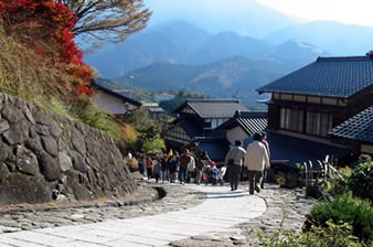 山の斜面に沿った全長600m余りの「坂に開けた宿場」2004年秋撮影。