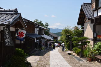 両脇には格子のある民家、資料館、茶屋、土産物店など、江戸時代を彷彿とさせる家並みが連なります。