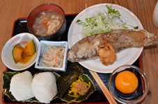 棚田のおにぎり定食1000円。地元の魚や野菜を使ったおかずがたっぷり。