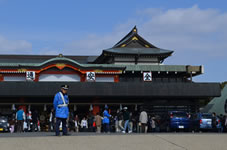 「祈祷殿」日本で初めて人車一体の交通安全を祈念したお寺です。