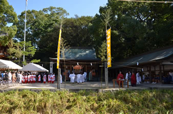 御田植祭同様斎田祭場の御桟敷殿に三基の神輿が神幸し、厳粛に祭儀が行われます。