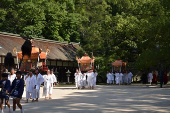 「十七神社」の前を三基の神輿が通る。
