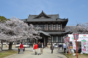城址会館は、昭和45年に奈良県立図書館（明治41年築）を譲り受け、郡山城跡に移築しました。