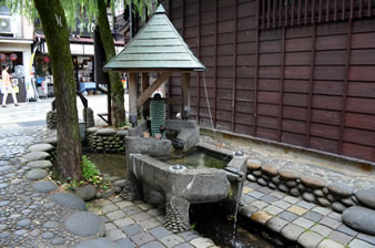 敷き詰められた石は吉田川や長良川で採取したもので、数は町の名前にちなんで8万個。