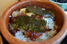 てこね寿司は、醤油漬けのかつおと酢飯を手でこねた伊勢志摩の郷土料理です。