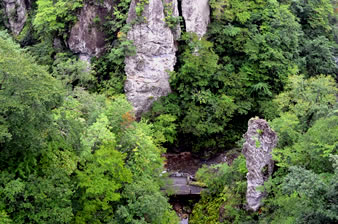 �H�ɂȂ�Ɛ[��100m�ɋy�ԑ勬�J���g�t�ɕ����܂��B������10�����{�ŁA�U��������̒��߂��܂��ɐ�i�ł��B