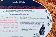 「マラウォークの説明看板」
描かれている動物がマラ（ウサギワラビー）です。