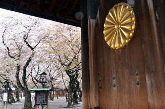 神門は昭和9年（1934）に建てられたもので、中央の二つの扉には、直径1.5mの菊花の紋章が取り付けられています。