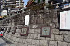 「ふれあい手形散歩道」春来川沿いに湯村を訪れた芸能人や文化人の方々の手形プレートが60基設置されています。