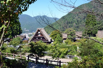 �Ύ��L�̐X�̍��䂩�獇���̗���]�ށB