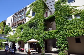 世界的な建築デザインの巨匠「マリオ・ベリーニ」が手掛けたリゾートホテル。
