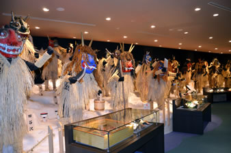 なまはげ館内には、男鹿60の地区に及ぶ多種多様なナマハゲの面・衣装の実物を展示する圧巻の「なまはげ勢揃いコーナー」