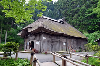 なまはげ館の隣にある「男鹿真山伝承館」は、男鹿地方の典型的な曲家(まがりや)民家です。
