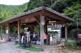 高賀神社ヘの最初の入り口 高賀神社へ向かう 最初のところに神水庵があります。