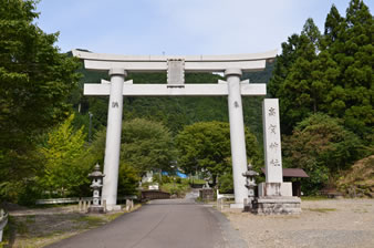 高賀神社手前にひときは高くそびえ立つ、平成の大鳥居です。