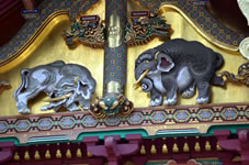 上神庫の屋根下には「想像の象」（狩野探幽下絵）の大きな彫刻がほどこされています。