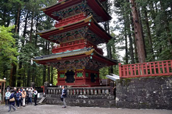 五重塔（慶安3年「1650」若狭の国・福井県の小浜藩主酒井忠勝公によって奉納されました。）