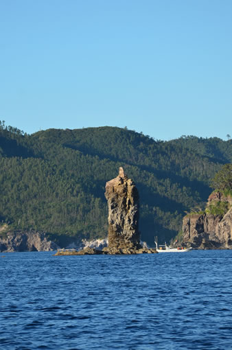 高さ20mの奇岩「ローソク島」