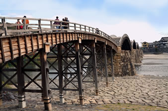 木造五連のアーチが美しい「錦帯橋」