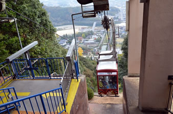 吉香公園前の山麓駅から、標高約200ｍの城山の尾根の山頂駅までを約3分で結びます。