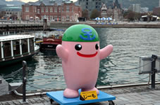 「門司港レトロ」がある北九州市のマスコットキャラクター「じーも」です。