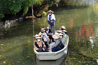 柳川名物の川下りでは、船頭のガイドや舟歌を聞きながら、およそ4ｋｍの堀割を約1時間10分かけて巡ります。