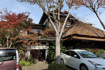 「元祖本吉屋」10台停められそうな駐車場があり、風情のある趣深いお店の外観です。