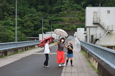 日吉ダムの長さ438ｍ、高さ67.4ｍ。