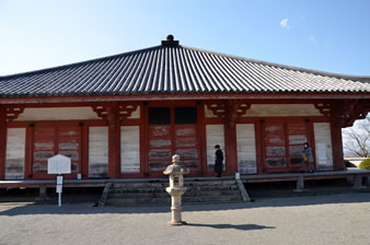 浄土堂「阿弥陀堂」は、鎌倉前期1192年（建久3年）。桁行三間、梁間三間、一間の幅が20尺（約6ｍ）と極めて広く、東大寺南大門とならび、重源の大仏様建築様式を用いた遺構として残っています。