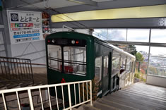 天橋立ケーブルカーで約4分・リフトで約6分で到着します。山頂駅「傘松公園展望所」
