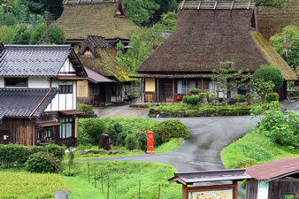 39棟の茅葺き屋根民家が立ち並ぶ日本の原風景。