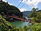 二川ダムに架かる吊り橋「蔵王橋」