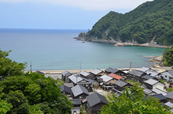 高台のホームからは、一様に瓦屋根が並ぶ餘部の集落と、青々とした日本海を一望できます。